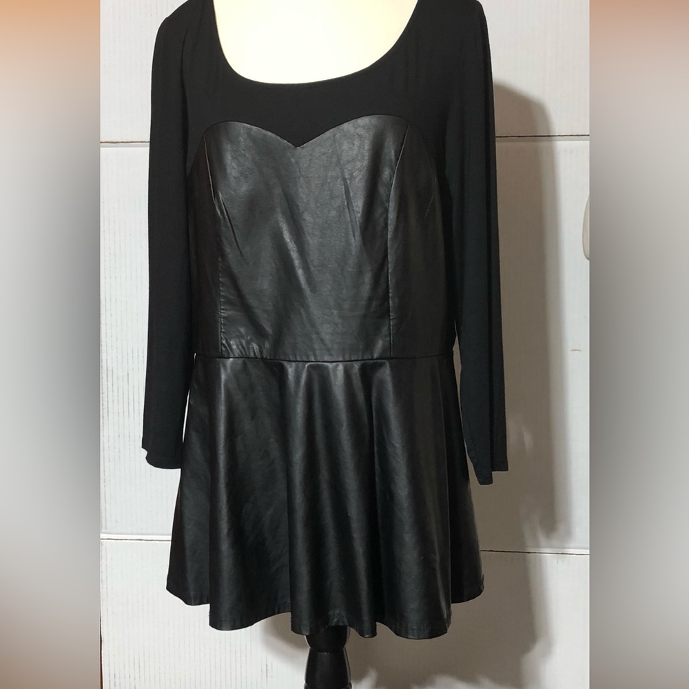 Torrid size 1 satin and leather look flirty top.
28”L 18” p2p